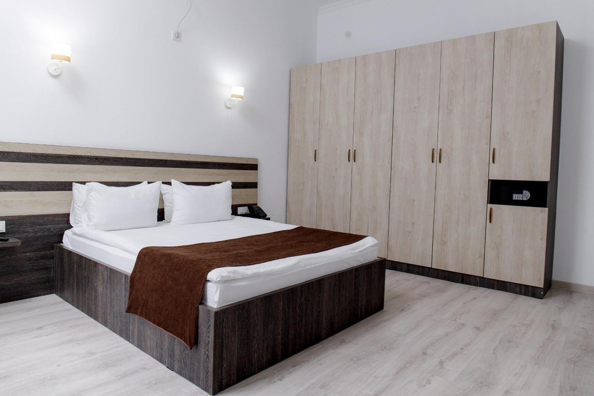Infinity Plaza Hotel Atyrau Ngoại thất bức ảnh