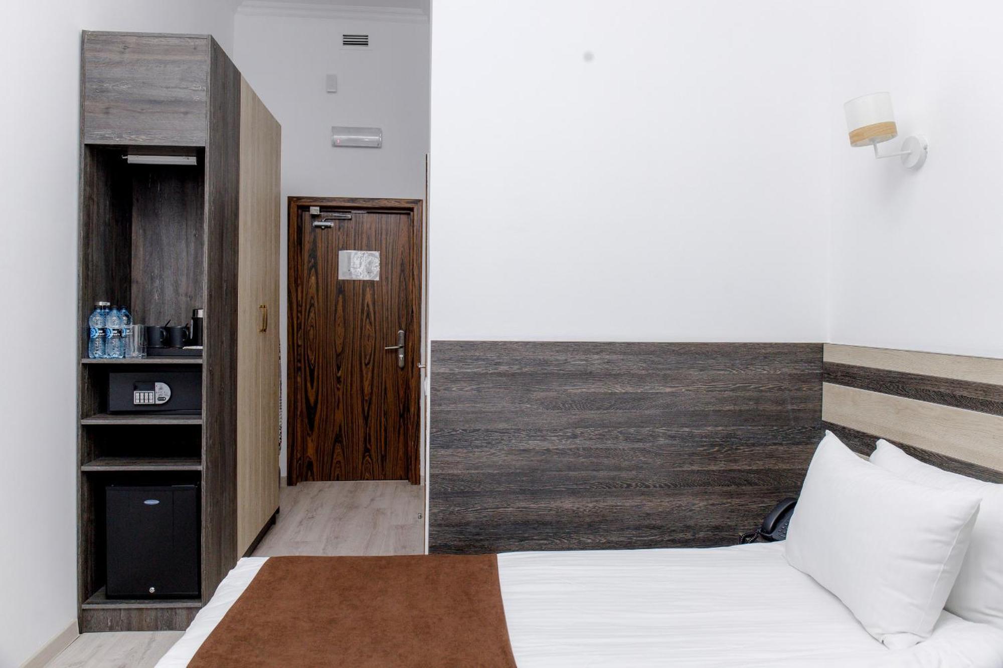 Infinity Plaza Hotel Atyrau Ngoại thất bức ảnh