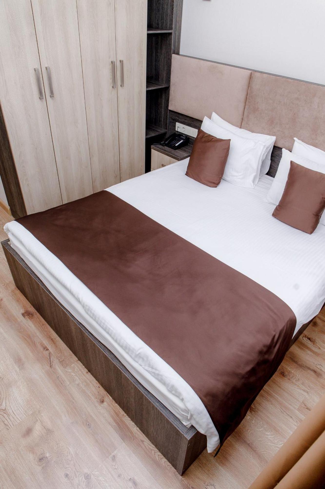 Infinity Plaza Hotel Atyrau Ngoại thất bức ảnh